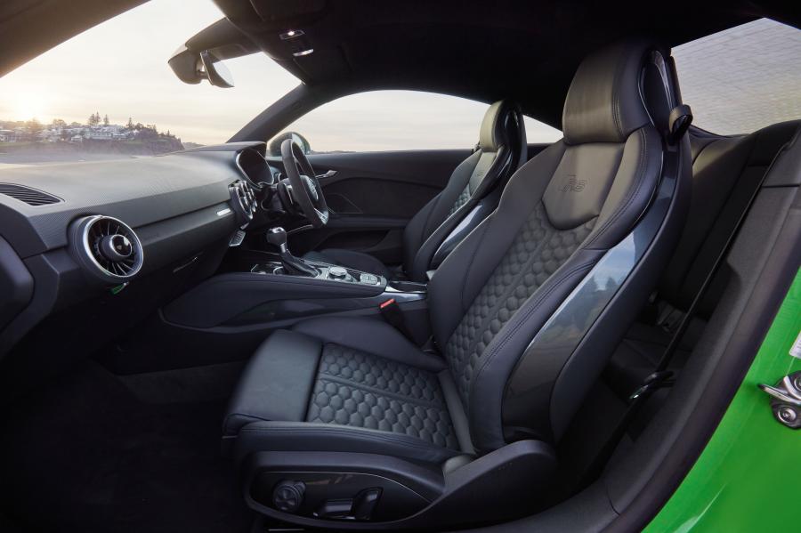Интерьер Audi TT RS Coupe (8S) 2020 года  (AU) (фото 22 из 35)